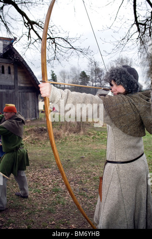 Reconstitution Viking. Jeune femme archer médiéval. Ale Village Viking, Suède Banque D'Images