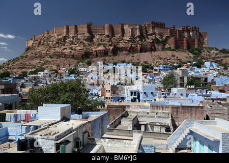 Avis de Jodhpur, également connu sous le nom de la ville bleue montrant la Mehrangarh Fort couronnant la ville au Rajasthan, Inde. Banque D'Images