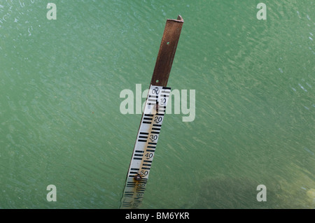 Jauge de niveau de l'eau indicateurs au Jourdain, à proximité du lac Kineret Galilée dans le Nord d'Israël Banque D'Images