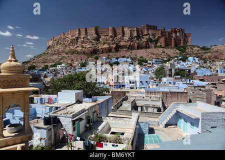 Avis de Jodhpur, également connu sous le nom de la ville bleue montrant la Mehrangarh Fort couronnant la ville au Rajasthan, Inde. Banque D'Images