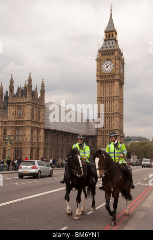 Monté la police à l'extérieur de Big Ben et du Parlement, Westminster, Londres, Angleterre. Banque D'Images