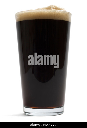 Verre de bière stout sur fond blanc Banque D'Images
