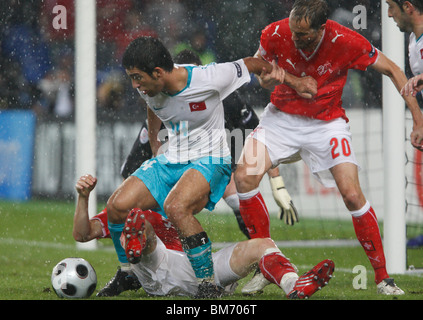 Arda Turan de Turquie (14) se bat pour la balle contre Patrick Muller de la Suisse (20) lors d'un match de football de l'UEFA Euro 2008. Banque D'Images