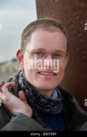 Head and shoulders portrait of a young man smiling adultes mâles à lunettes dans son 20s. Banque D'Images