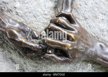 L'accueil de l'exposition des mains de Louise Bourgeois à Jardin des Tuileries Paris France Banque D'Images