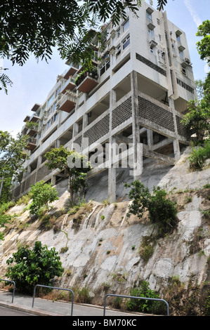 Bloc d'appartement, avec le béton stilt prend en charge, sur une pente en béton et le sol stabilisé avec des clous, Victoria Road, Hong Kong Banque D'Images