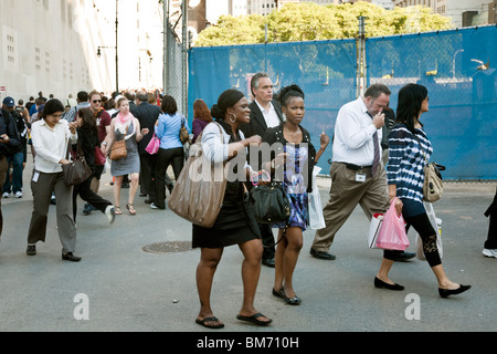 Foule de financial district banlieusards se précipiter au métro après le travail sur Aaspring après-midi dans le sud de Manhattan New York City Banque D'Images