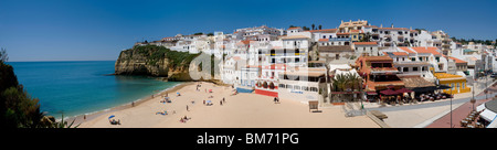 Le Portugal, l'Algarve, vue panoramique de la plage de Praia do Carvoeiro et de la ville Banque D'Images