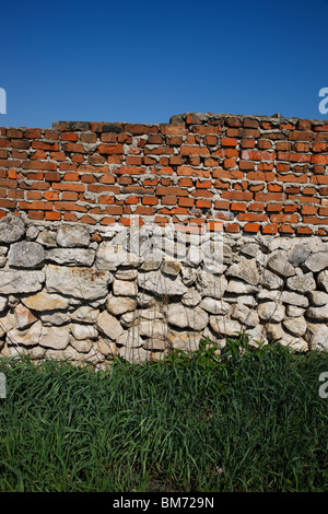 Un mur de brique et une pierre. Banque D'Images