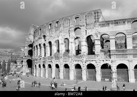 Rome, Italie, 30 janvier 2010 -- le Colisée, capturés en noir et blanc sur film négatif Agfa APX 100. Banque D'Images