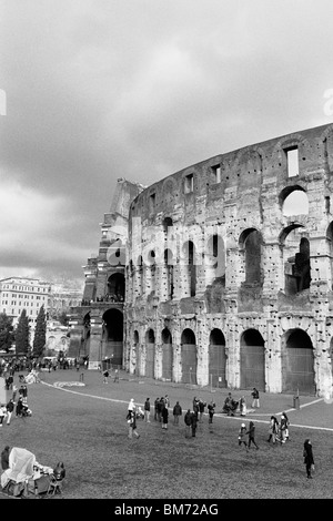 Rome, Italie, 30 janvier 2010 -- le Colisée, capturés en noir et blanc sur film négatif Agfa APX 100. Banque D'Images