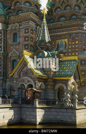 Belle façade de la célèbre cathédrale du Sauveur sur le Sang Versé. Saint-pétersbourg, Russie Banque D'Images