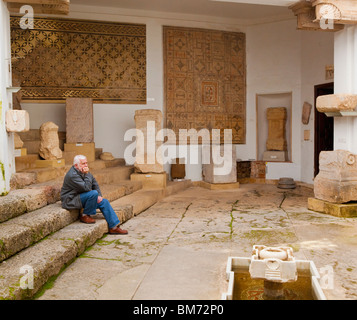 Visiteur contemplant antiquités romaines au Museo arqueologico y etnologic, Cordoue, Espagne, province de Cordoue. Banque D'Images