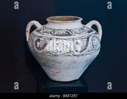 Pot en faïence émaillée circa,10ème siècle, décorée de motifs végétaux en Museo arqueologico y musée ethnologique, Cordoue, Espagne Banque D'Images