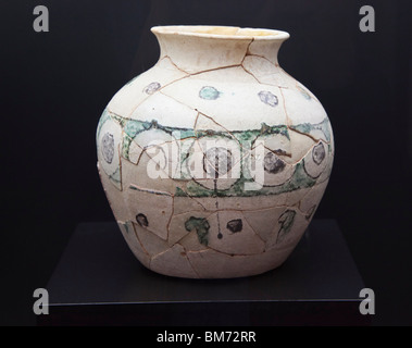 Pot en faïence émaillée, vers 10ème siècle, décorée de motifs géométriques en Museo arqueologico y musée ethnologique, Cordoue, Espagne Banque D'Images