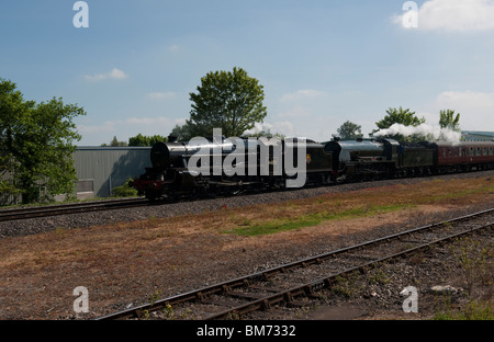 Le Wessex Royale - Doubleheaded par LMS Classe 5MT 44871 et 30777 Classe Roi Arthur 'Sir' Lamiel à Newbury Gare -2 Banque D'Images