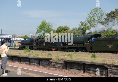 Le Wessex Royale - Doubleheaded par LMS Classe 5MT 44871 et 30777 Classe Roi Arthur 'Sir' Lamiel à Newbury Gare -1 Banque D'Images