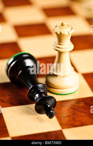 Libre de checkmate sur le roi par la reine gagne dans les partie d'échecs Banque D'Images