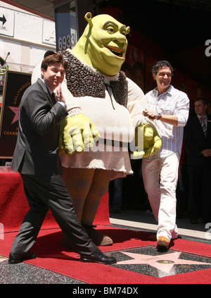 MIKE MYERS SHREK ANTONIO BANDERAS SHREK HONORÉ AVEC UNE ÉTOILE SUR LE Hollywood Walk of Fame HOLLYWOOD LOS ANGELES NV USA 20 M Banque D'Images