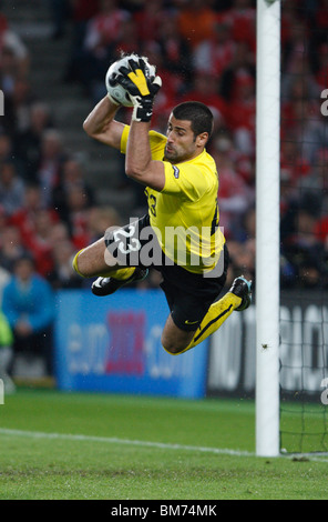 Le gardien Volkan Demirel de la Turquie fait une sauvegarde au cours d'une UEFA EURO 2008 football match de football contre la Suisse le 11 juin 2008 Banque D'Images