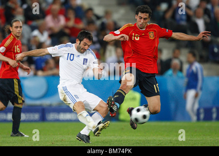 Alvaro Arbeloa de l'Espagne (r) tente de bloquer un coup de pied de Giorgos Karagounis de Grèce (l) au cours d'un match de football de l'UEFA Euro 2008. Banque D'Images