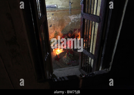 Une femme indienne dans sa maison au cours de la fête du Diwali à Varanasi ou Benares ou Bénarès, Uttar Pradesh, Inde. Banque D'Images