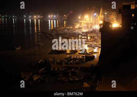 Vue de nuit sur les ghats et de rive du Gange à Varanasi en Inde. Banque D'Images