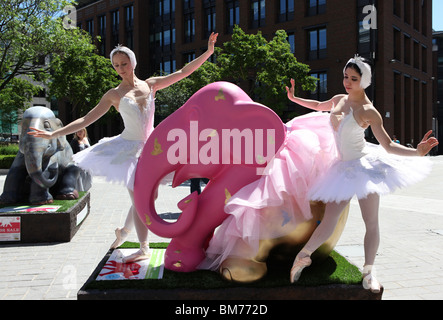 Deux de l'ballerines English National Ballet poser à côté d'un des éléphants placés à Londres par famille d'éléphants de la charité. Banque D'Images