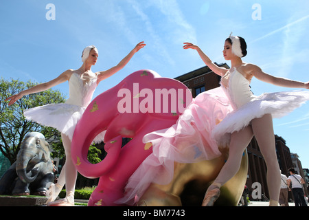 Deux de l'ballerines English National Ballet poser à côté d'un des éléphants placés à Londres par famille d'éléphants de la charité. Banque D'Images