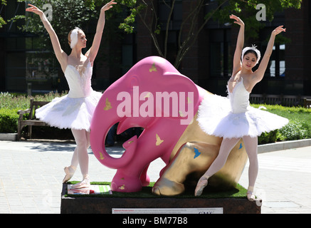 Deux de l'ballerines English National Ballet poser à côté d'un des éléphants placés à Londres par famille d'éléphants de la charité. Banque D'Images