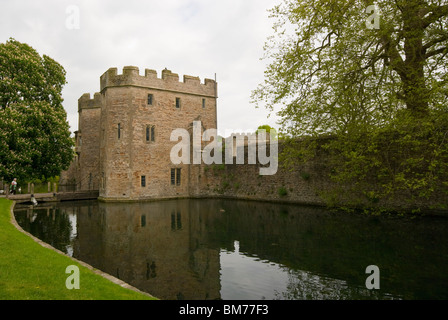 Les douves et porterie du palais des évêques Wells Somerset en Angleterre Banque D'Images