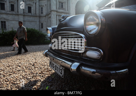 Une voiture d'époque stationné en dehors du Victoria Memorial à Kolkata, anciennement Calcutta dans le Bengale occidental, en Inde. Banque D'Images