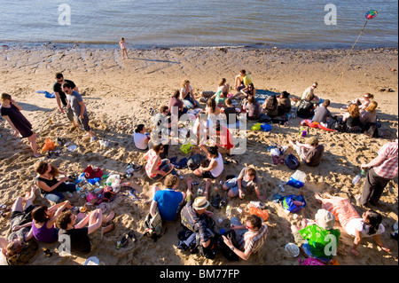 Les gens profiter d'après-midi d'été par la rivière Thames, London, Royaume-Uni Banque D'Images