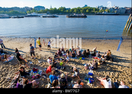 Les gens profiter d'après-midi d'été par la rivière Thames, London, Royaume-Uni Banque D'Images