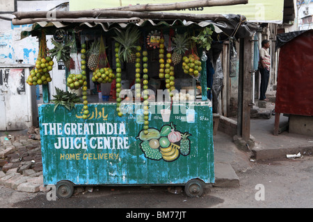 Un stand de jus de fruit dans la rue à Kolkata, anciennement Calcutta dans le Bengale occidental, en Inde. Banque D'Images