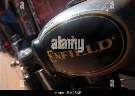 Close up detail d'une moto Royal Enfield comme vu dans Arambol dans le nord de Goa, en Inde. Banque D'Images