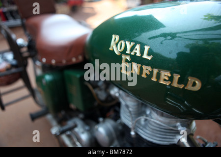 Close up detail d'une moto Royal Enfield comme vu dans Arambol dans le nord de Goa, en Inde. Banque D'Images