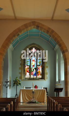 En regardant vers l'autel de l'église St Marys Rydal près de Ambleside dans le Lake District Banque D'Images