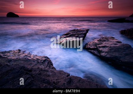 Coucher du soleil vu de la plage de rochers à Strand Trebarwith à Cornwall, England, UK Banque D'Images