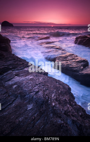 Trebarwith Strand au coucher du soleil à Cornwall, England, UK Banque D'Images