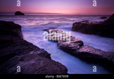 Trebarwith Strand au coucher du soleil à Cornwall, England, UK Banque D'Images