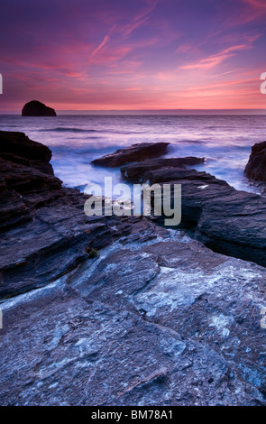 Trebarwith Strand au coucher du soleil à Cornwall, Angleterre, Royaume-Uni, donnant sur Gull Rock Banque D'Images