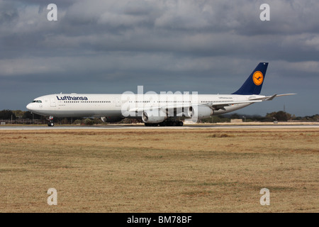 Lufthansa Airbus A340-600 long-courriers à large fuselage avion à réaction de l'alignement sur la piste pour le départ de Malte Banque D'Images