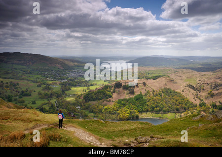 Walker en profitant de la vue sur Rydal Water & Ambleside du Nab cicatrice Banque D'Images