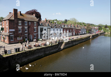 Vue sur les bars et cafés sur le côté du bras Severn bewdley nord uk worcestershire Banque D'Images