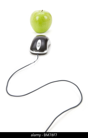 Green Apple et souris d'ordinateur, concept de l'apprentissage en ligne Banque D'Images
