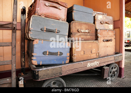 Vieille valises sur un chariot porteur à Bewdley Gare la partie de la Severn Valley Steam Railway UK Worcestershire Banque D'Images