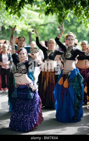 NEW YORK - Mai 22 : Les danseurs de Tribal Manhattan exécuter une danse du ventre à la 4e parade de danse de New York le 22 mai 2010 dans Banque D'Images