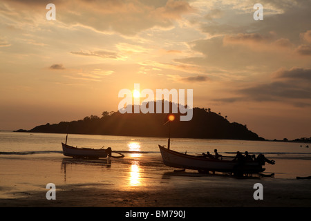 Coucher de soleil sur Palolem Beach dans le sud de Goa, Goa State, de l'Inde. Banque D'Images