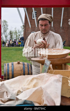 Tulip Time festival Hollande Michigan aux États-Unis boulanger hollandais du XVIIIe siècle habillé en costume de commerce faisant du pain lors d'un salon professionnel haute résolution Banque D'Images